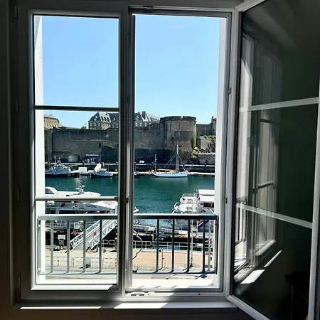 Le Semaphore Escale Poetique Au Fil De L'eau Et De L'histoire ブレスト